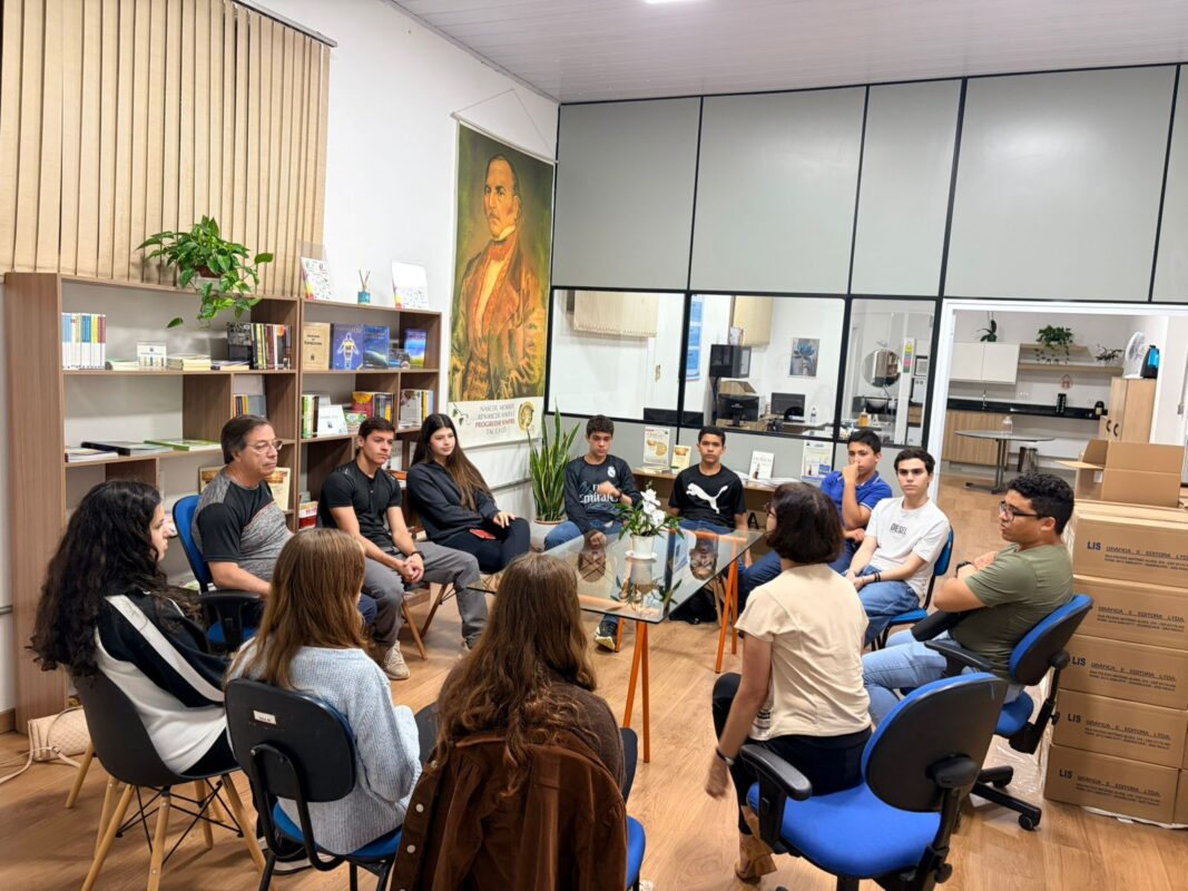 Jovens da Mocidade Espírita do Núcleo Vila Nova visitam a Editora Allan Kardec